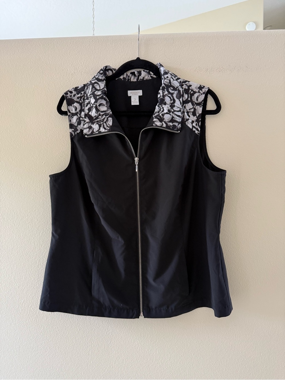 Chico's Black Sleeveless Zip Front Vest with Black & White Floral Collar